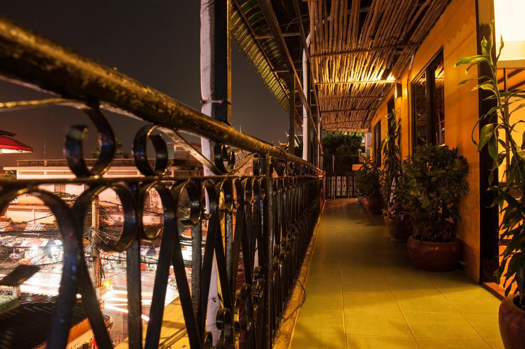 Top Banana Guesthouse & Rooftop Bar Phnom Penh Ngoại thất bức ảnh